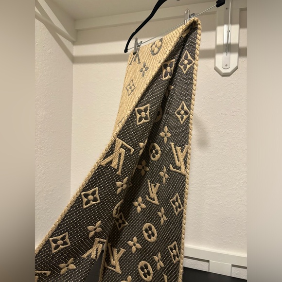 Louis Vuitton #413287 Wool Scarf Shawl LOGOMANIA MONOGRAM like new without box - Picture 4 of 9